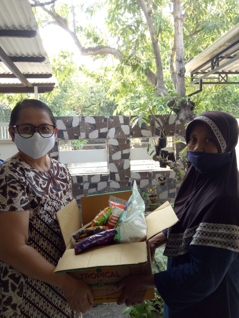 Dosen Akuntansi Untag Surabaya Bagi Sembako di Saat Pandemi Covid-19